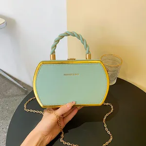Sac à bandoulière rigide vert menthe avec chaîne dorée et poignée en corde élégante