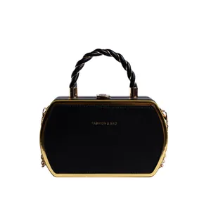 Sac à main hexagonal noir chic avec cadre doré et poignée torsadée