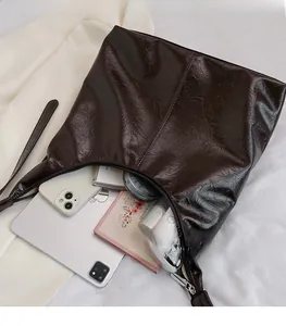 Détail du grand sac cabas marron foncé montrant la texture du cuir PU et du rangement