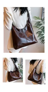 Détail du cuir PU froissé marron foncé de ce grand sac hobo porté à l'épaule moderne
