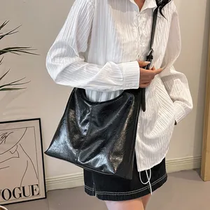Sac fourre-tout noir minimaliste pour femmes en similicuir plissé avec bandoulière