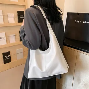 Grand sac à bandoulière hobo en cuir blanc à texture souple pour un usage quotidien