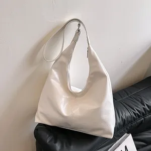 Sac hobo chic en cuir plissé blanc cassé pour femme avec un design de bandoulière demi-lune