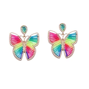 Pendientes de mariposa coloridos hechos a mano con marco de aleación dorada y diseño trenzado