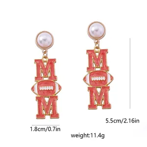Détail des boucles d'oreilles MOM rugby en émail corail avec perles d'imitation