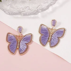 Pendientes de mariposa púrpura hechos a mano con tejido de hilo dorado y marco de metal
