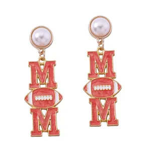 Détails des boucles d'oreilles MOM avec football en émail rouge et perle blanche