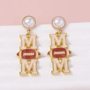 Vue détaillée des boucles d'oreilles MOM rugby avec perles et lettrage blanc scintillant