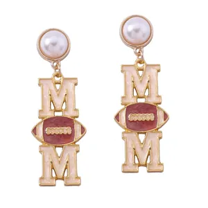 Détail des boucles d'oreilles MOM avec motif football et perle d'imitation dorée