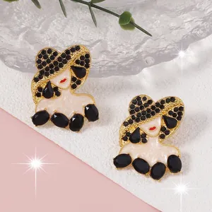 Dettaglio macro di eleganti orecchini da donna con strass colorati e placcatura oro