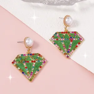 Detalle de pendientes de rombo en esmalte verde con pedrería de colores y perlas falsas