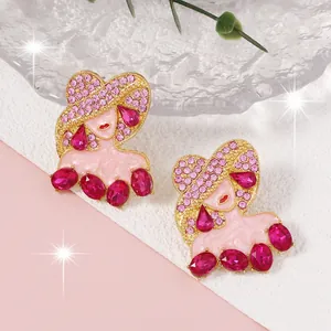 Dettaglio di orecchini a forma di donna con cristalli colorati ed eleganti bordi dorati