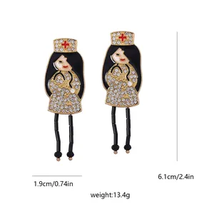 Detailansicht der Cartoon Krankenschwester Ohrhänger mit Maßen von 1,9cm mal 6,1cm