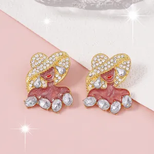 Dettaglio degli orecchini a ritratto di donna placcati in oro con strass colorati