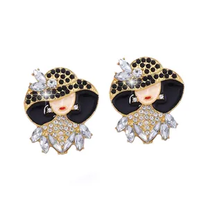 Orecchini vintage con cappello nero e strass scintillanti su sfondo bianco pulito