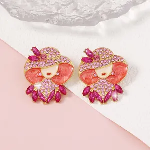 Dettaglio di eleganti orecchini a forma di donna con cristalli rosa e perle