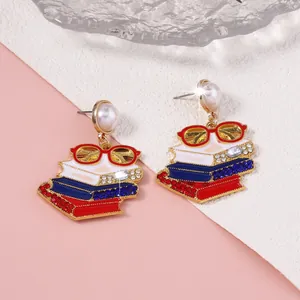 Kreative Ohrringe im akademischen Stil mit Bücherstapel, roter Brille, Perlen und Strass
