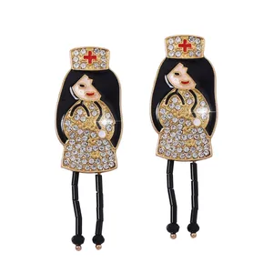 Cartoon Krankenschwester Ohrringe mit Kristallen und schwarzer Emaille in Gold