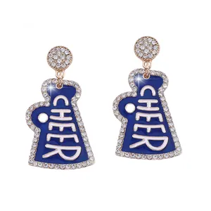 Dettaglio degli orecchini a megafono in smalto blu con pavé di cristalli e scritta CHEER
