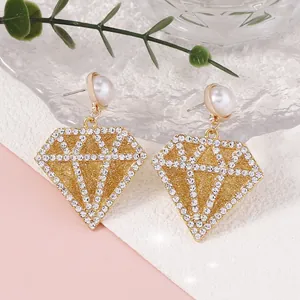 Elegantes pendientes geométricos en forma de rombo con perlas artificiales y strass brillante