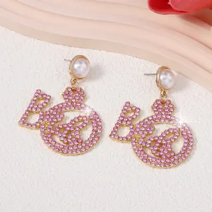 Detailansicht der rosafarbenen Strass-Ohrringe mit Perlen und Mickey-Silhouette für Bräute