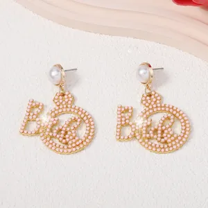 Details von rosa Perlen Bride Ohrringen mit Goldmetall und weißen Kunstperlen