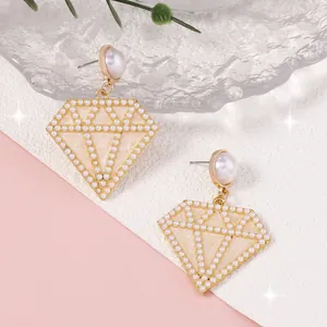 Elegantes pendientes geométricos en forma de rombo con perlas de imitación y oro metal