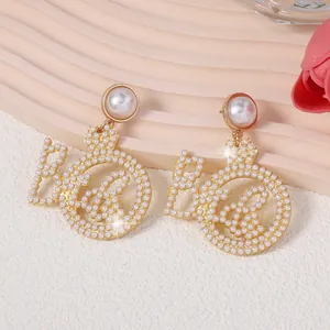 Elegante goldene Brautohrringe mit großen Perlen und kristallbesetztem B-Anhänger