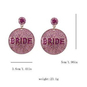 Detailansicht der runden Bride-Ohrringe mit rosa Strasssteinen und 5cm Produkthöhe