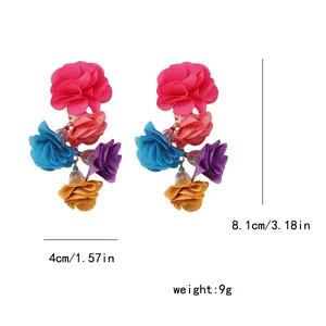 Detailansicht bunter Stoffblumen-Ohrringe mit den Maßen 8,1 cm x 4 cm und Gewicht 9g