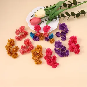 Bunte Boho-Stoffblumen-Ohrhänger in verschiedenen lebhaften floralen Cluster-Designs