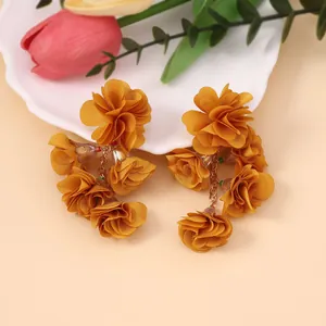 Boho-Ohrringe mit gelben Stoffblumen und goldenen Ketten in langer Quastenform