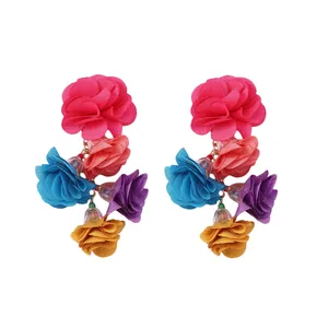 Detail von bunten Stoffblumen-Ohrhängern mit Chiffon-Blütenblättern und Perlen