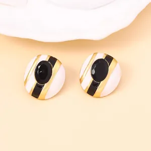 Pendientes ovalados esmaltados a rayas con gema negra y acabado retro en tono dorado