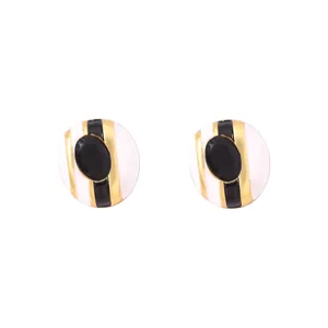 Pendientes redondos dorados con centro ovalado de esmalte negro y rayas