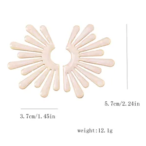 Dettaglio degli orecchini a ventaglio rosa con misure di altezza pari a 5,7 cm