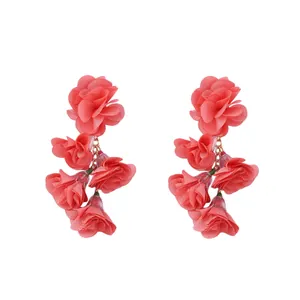 Detail von korallenrosa Stoffblumen-Ohrringen mit Goldkette im Bohème-Stil für Damen
