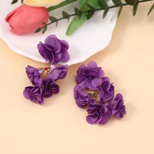 Detailansicht böhmischer tiefvioletter Stoffblumen-Ohrhänger mit Lagen-Blütenblättern