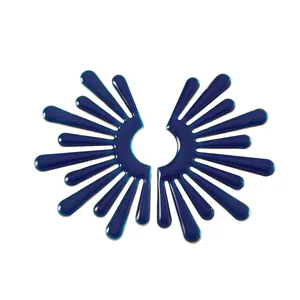Dettaglio degli orecchini ad ala in smalto blu con eleganti bordi placcati oro