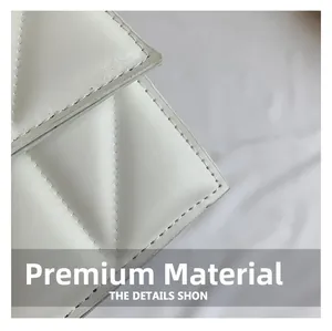 Macro detail van witte gewatteerde imitatieleer textuur en stiksels op de tas