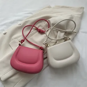 Borsa a tracolla minimalista in ecopelle rosa e beige con design a tracolla annodata