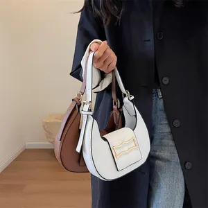 Sac à main chic en cuir en forme de croissant avec boucle dorée pour un style d'été moderne