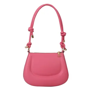 Borsa a mezzaluna rosa acceso con tracolla a nodi e dettagli in metallo oro