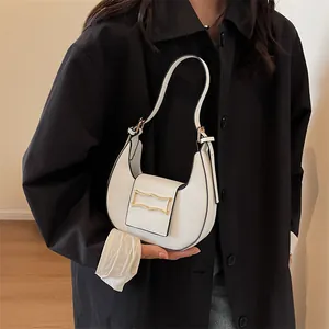Sac croissant blanc minimaliste pour femme avec une boucle en métal doré élégante
