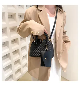 Sac à main noir matelassé avec motif en V et petit porte-monnaie assorti en cuir PU