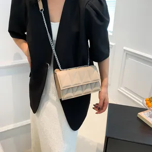 Stijlvolle beige gewatteerde crossbodytas met driehoekspatroon en zilveren ketting
