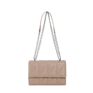 Klassieke gewatteerde schoudertas in beige met zilveren metalen ketting en klepsluiting