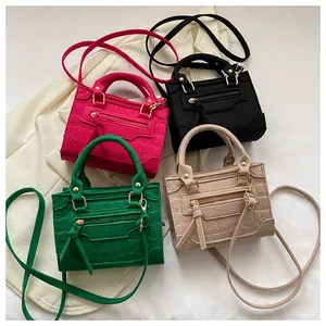 Detailansicht von Handtaschen aus Kunstleder mit Krokoprägung in vier trendigen Sommerfarben