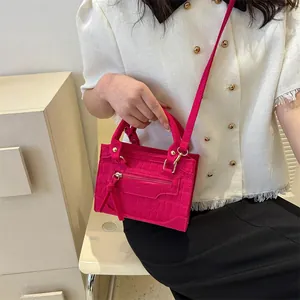 Retro rosenrote Mini-Umhängetasche mit gesteppter Textur und Quasten für Damen