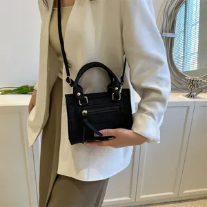 Minimalistische schwarze Umhängetasche mit Metallringgriff und verstellbarem Gurt